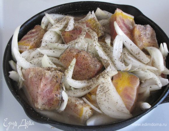 Поместить нарезанного осетра в сковороду. Паровуху лучше готовить в чугунной сковороде или сковороде с толстым дном. Туда же поместить крупно нарезанный лук. Лука для этого блюда понадобиться много, примерно столько же сколько и рыбы. 
Залить все водой, посолить и поперчить. Перца не жалеем, это достаточно острое блюдо. Все перемешать, закрыть крышкой и тушить 15 минут. 