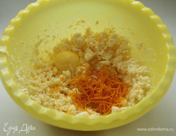 С обоих апельсинов снимаем мелкой теркой цедру. Масло взбиваем с сахаром и цедрой. По одному добавляем яйца, не прекращая взбивать.