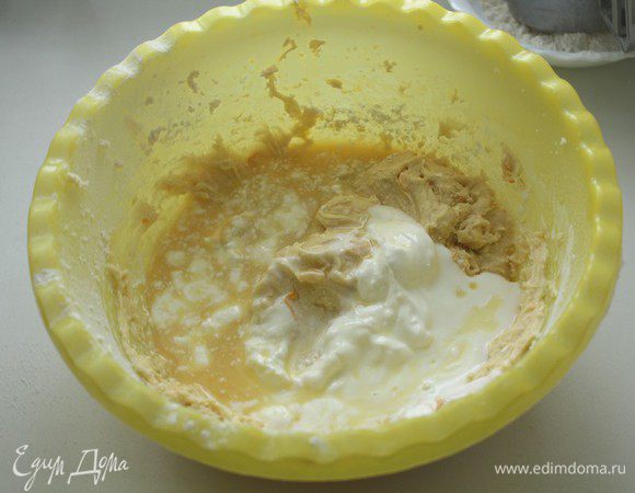 Выдавливаем 60 мл сока.Добавляем йогурт и апельсиновый сок, снова вымешиваем. 