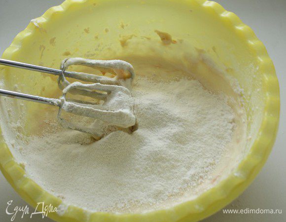 Добавляем вторую половину муки и замешиваем однородное тесто.