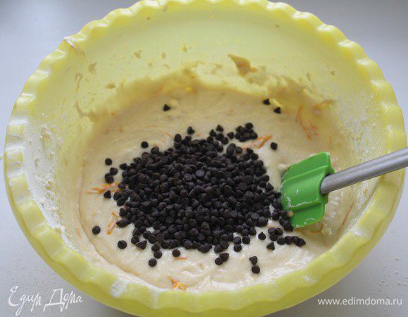 Добавляем шоколад к тесту и перемешиваем.(можно погубить плитку шоколада)
