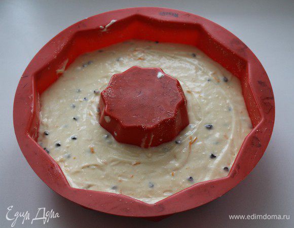 Перекладываем тесто в смазанную маслом форму и отправляем в разогретую до 180 -200 градусов духовку.