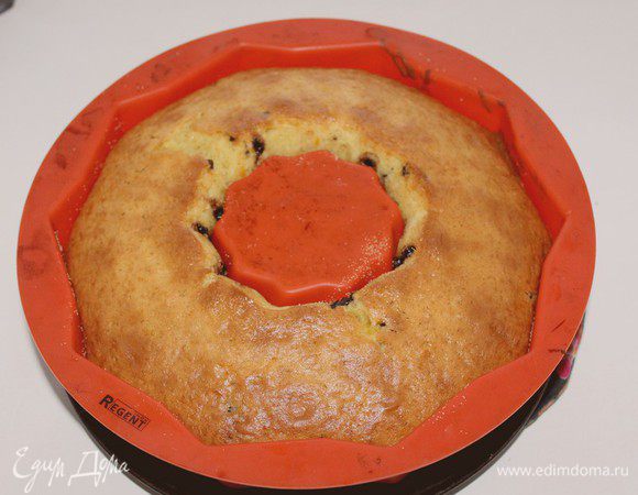 Выпекаем до готовности, около 50-60 минут, до сухой спички.

Готовый кекс остужаем.

