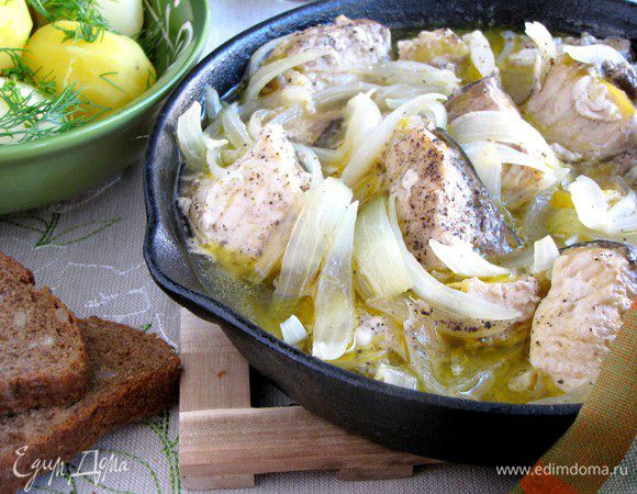 Подаем осетра с отварным картофелем, зеленью и черным хлебом.
Мясо осетра невероятно мягкое и нежное, не содержит костей, а только хрящи, которые съедобны и очень вкусны. Приятного аппетита!