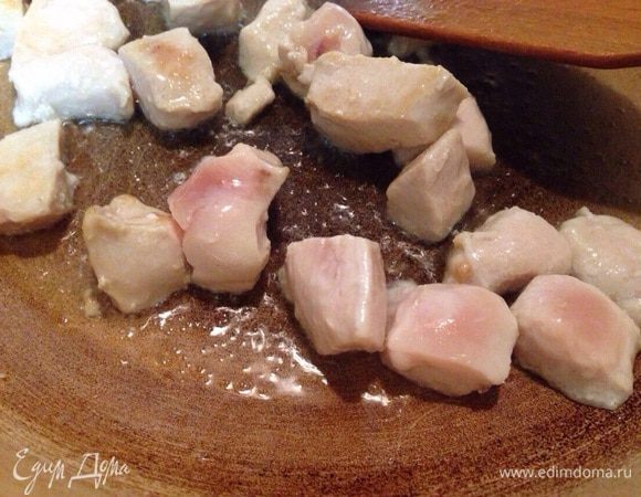 Индейку (в моем случае курица) порезать не большими кусочками и обжарить на сковороде в оливковом масле со всех сторон.