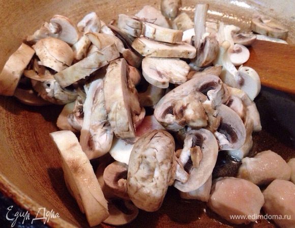 Затем добавить грибы,вино,соль и перец по вкусу-тушить все на маленьком огне не накрывая крышкой,пока половина жидкости не испарится.