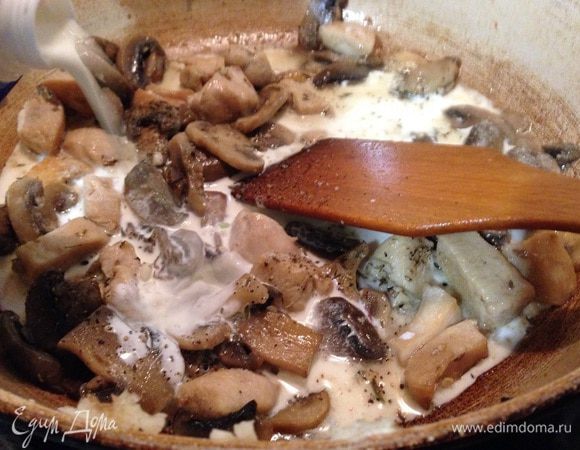 Добавить сливки(250мл),тимьян и мелко порезанный чеснок.Накрыть крышкой и тушить так же на маленьком огне 10-15 минут,иногда аккуратно помешивая.