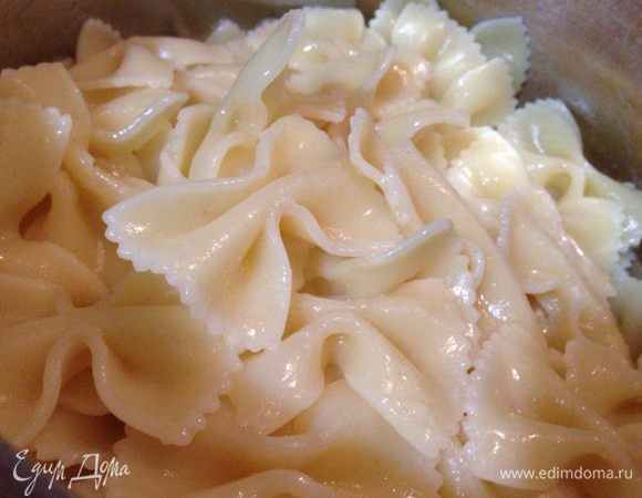 Тем временем отварить фарфалле (аль денте,т.е. не разваливать их)с добавлением соли.Слить воду,вернуть пасту обратно в кастрюлю,сбрызнуть оливковым маслом,чтоб она не слиплась.