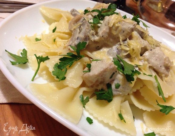 Готовый соус снять с огня.
Подавать пасту,выложив на тарелки,сверху индейку с шампиньонами,полить всё соусом,присыпать сыром(чеддер,пармезан) и зеленью.
Приятного аппетита!:)