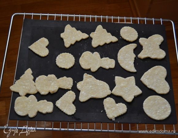 Раскатываю тесто не очень тонко, где-то 0,5 см толщиной. Выдавливаю фигурки.