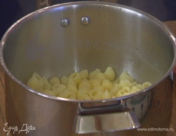 Рожки отварить в подсоленной воде практически до готовности, затем воду слить.