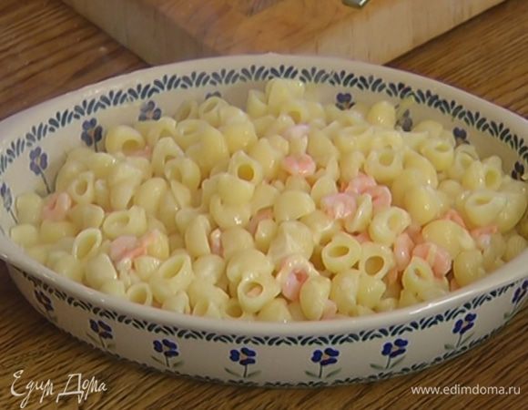 Жаропрочную керамическую форму смазать сливочным маслом, посыпать частью оставшегося сыра и выложить макароны.