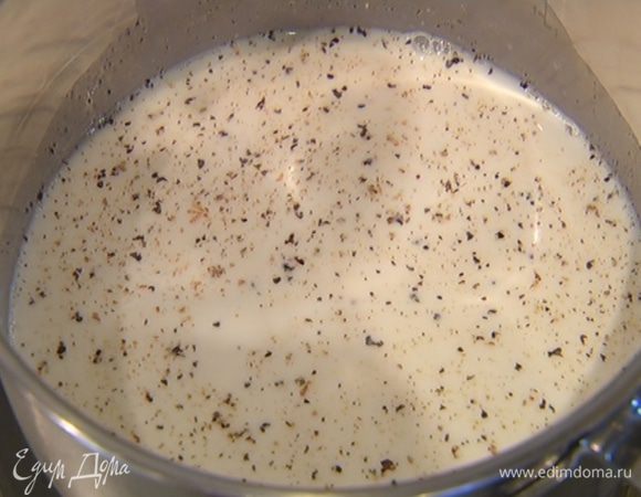 Молоко влить в небольшую кастрюлю, посолить, поперчить, добавить мускатный орех и довести до кипения.