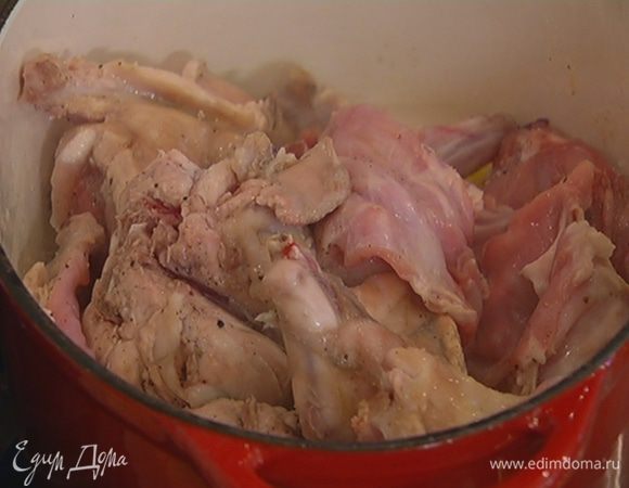 В тяжелой кастрюле разогреть сливочное масло, выложить кусочки кролика, еще раз посолить, поперчить, добавить букет гарни и обжаривать мясо со всех сторон до появления золотистой корочки.