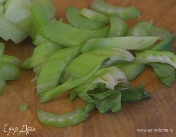 Сельдерей тонко порезать вместе с листиками.
