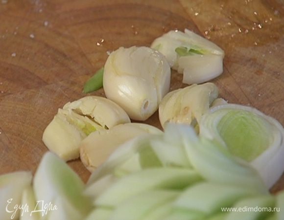 Чеснок почистить и раздавить плоской стороной ножа.