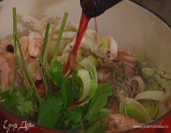 В кастрюлю к кролику добавить порей, сельдерей, чеснок, душистый перец, можжевельник, тимьян, 2 веточки петрушки, влить вино и, не накрывая крышкой, готовить минут 20, периодически перемешивая.