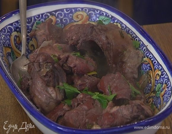 Оставшуюся петрушку измельчить руками и посыпать готовое блюдо.