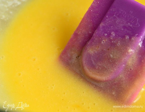 Смешать растопленное масло с яйцами, сахаром и ванилином.