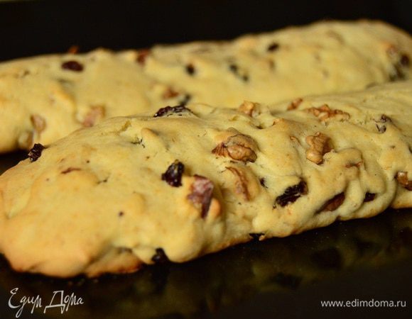 Влажными руками сформировать два батончика и выложить их на противень. Выпекать в предварительно разогретой духовке при 180 С 20-25 мин.