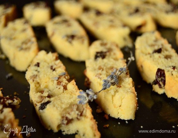 Вынуть из духовки, дать батончикам остыть 10 минут, затем нарезать по диагонали на 1,5 см. Присыпать лавандой и отправить в духовку на 10-15 мин.