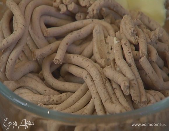 Каштаны вместе с 70 г предварительно размягченного сливочного масла два раза пропустить через мясорубку.