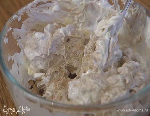 Добавить сметану, все перемешать.