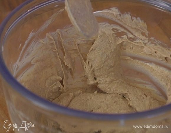 По одному вмешать в каштаны 4 желтка.