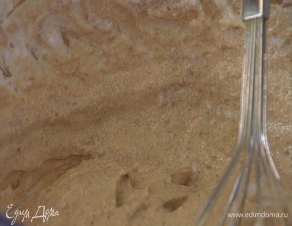 Порциями ввести взбитые белки и перемешать венчиком.