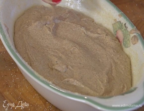 Керамическую жаропрочную форму смазать оставшимся сливочным маслом, посыпать ее сахаром и выложить каштановую массу, равномерно распределить.