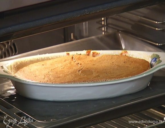 Поместить форму в противень, наполовину заполненный горячей водой, и выпекать 20–25 минут.