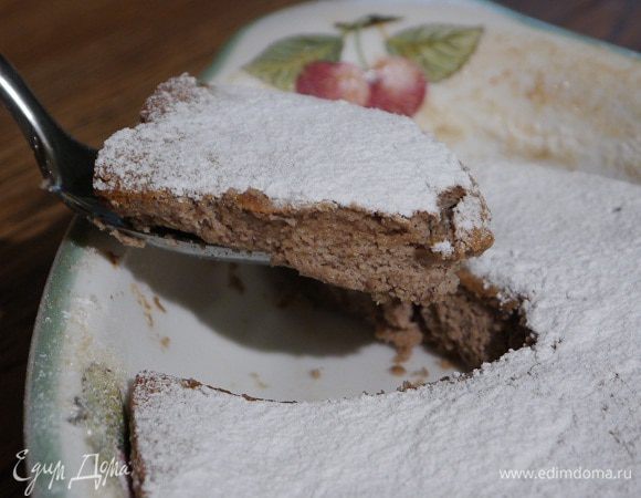 Готовый горячий пудинг посыпать сахарной пудрой.