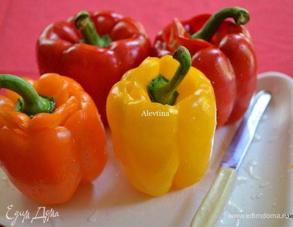 Срезать сверху перцев хвостики, очистить перцы. Отварить рис до готовности.