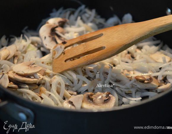Луковицу и грибы порезать в фудпроцессоре или вручную тонко. На разогретую сковороду с маслом выложить грибы и лук и обжаривать 5 мин.
