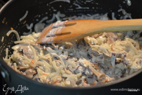 Затем добавить сметану, соль и черный перец по вкусу. Тушить на медленном огне до испарения жидкости. Снять с огня и дать остыть.