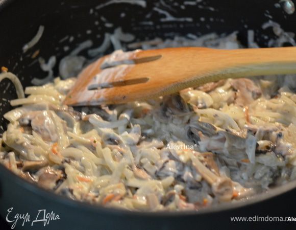 Затем добавить сметану, соль и черный перец по вкусу. Тушить на медленном огне до испарения жидкости. Снять с огня и дать остыть.
