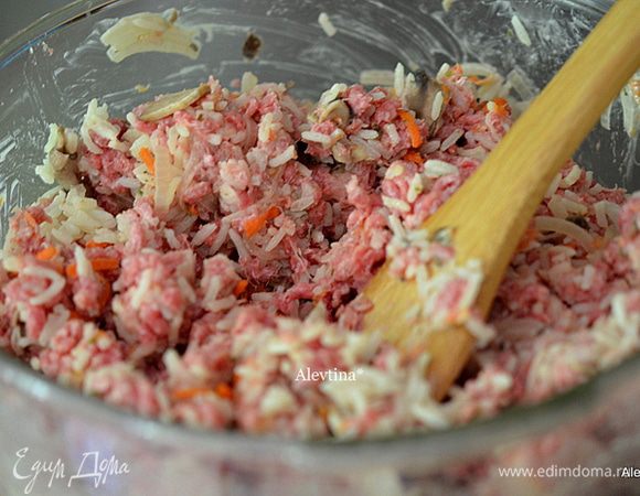 Смешать говяжий фарш с готовым рисом, грибами и луком, посолить и поперчить. Заполнить перцы.