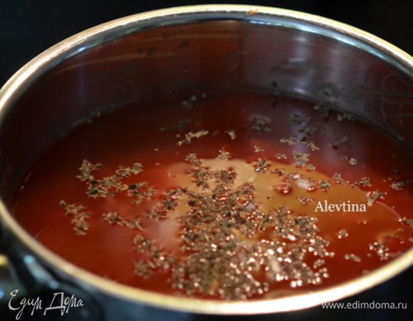 Приготовим соус, смешав в кастрюле порезанные кубиками помидоры баночные, бульон, мелко порезанныйчеснок, соль и черный перец. Тушить примерно на среднем огне 8 мин.