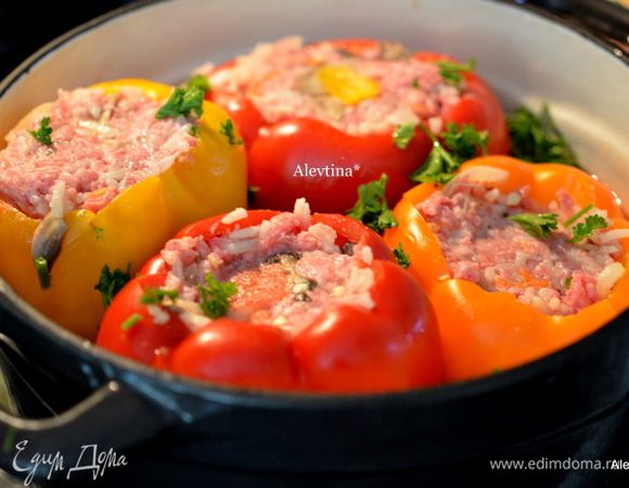 В жаропрочном блюде или в жаровню вылить готовый соус, перцы с фаршем и зеленью. Закрыть крышкой или фольгой. Поставить в разогретую духовку на 200 гр. на 50 мин.
