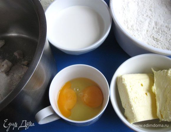 Приготовить все необходимое для теста. Перемешать половину просеянной вместе с солью муки ( у меня здесь финская мука ), сливки, дрожжи. Добавить размягченное при комнатной температуре масло, сахар, яйцо, желток, оставшуюся муку. Перемешать. Оставить тесто в кастрюле, накрытой полотенцем, на 1 час. После этого обмять  тесто и снова поместить его под полотенце на 50 минут. Тесто должно получиться достаточно крутое, упругое, вместе с тем эластичное. Это необходимо для того, чтобы оно было надежным «контейнером» для начинки.

