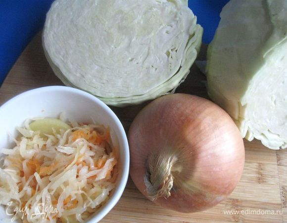 Пока тесто подходит, можно приготовить начинку и блины. Капусту нашинковать. Лук порезать кубиками. Квашеную капусту немного отжать. Разогреть сковородку с оливковым маслом, обжарить лук, половину лука убрать со сковороды в миску. К остальному луку добавить свежую и квашеную капусту, обжарить, потушить до мягкости. Выключить газ, добавить, по желанию, тмин или семена кориандра ( семена кориандра размять). 

