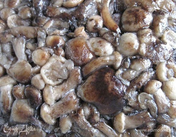 Приготовить вторую начинку. Разогреть сковороду с оливковым маслом, положить оставшийся обжаренный лук, наполовину оттаявшие грибы ( опята предварительно перед заморозкой были отварены), посолить, тушить до испарения жидкости.
