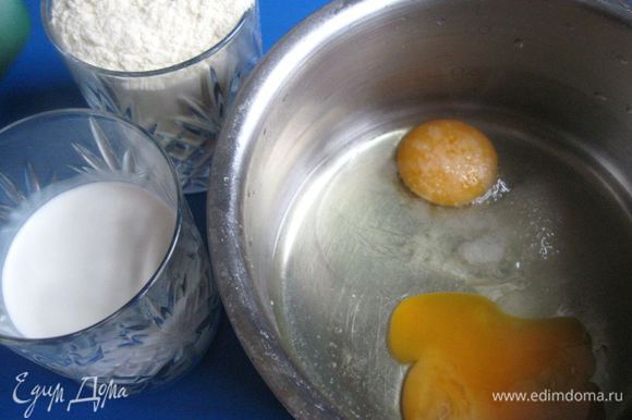 Приготовить блины. Муку ( здесь мука Семола) смешать со сливками и яйцами, добавить сахарный песок, соль. Перемешать, чтобы не было комков. После этого добавить воду, тщательно перемешать.