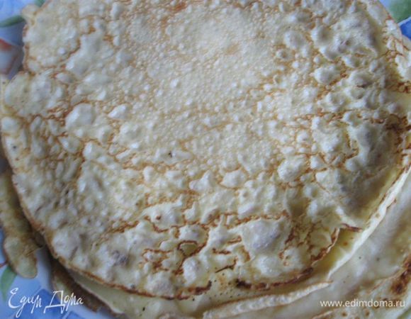 Раскаленную чугунную сковороду для блинов смазать слегка оливковым маслом, испечь блины. Для кулебяки понадобится 8 блинов. У вас получится на несколько штук больше.
