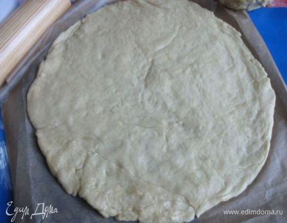  О тесте. У меня осталась после формовки кулебяки четверть теста. Так что его можете сразу отделить. Остальное тесто поделить на три разных по размеру куска (два из них: основные -  для донышка кулебяки и бортиков, другой - для верхней части  поменьше, для украшения – небольшая часть теста). Раскатать в форме овала часть теста, которое будет служить основанием кулебяки.

