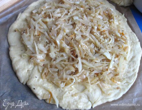 Отступив   3- 4 см от краев положить половину капустной начинки.

