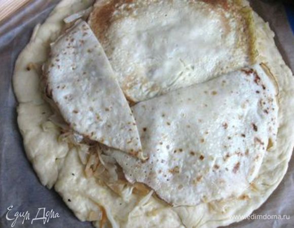 Накрыть 1 целым блином и двумя половинками начинку таким образом, чтобы она была  накрыта полностью одним слоем блинов.

