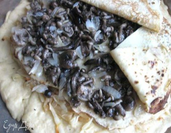 Потом положить половину грибной начинки. Так же накрыть блинами.

