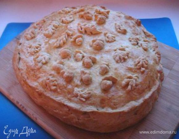 Духовку разогреть до 200 градусов. Поместить кулебяку на противень вместе с бумагой для выпечки. Мне потребовалось 40 минут для выпечки, вам может потребоваться чуть больше или меньше времени. Через 30 минут после выпечки проверьте кулебяку. 
Вынуть из духовки, дать отдохнуть кулебяке час. Можно накрыть полотенцем.
