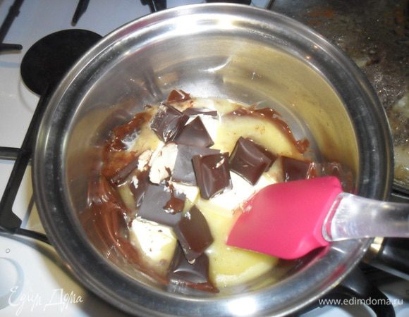 Масло и шоколад растопить на водяной бане.  
